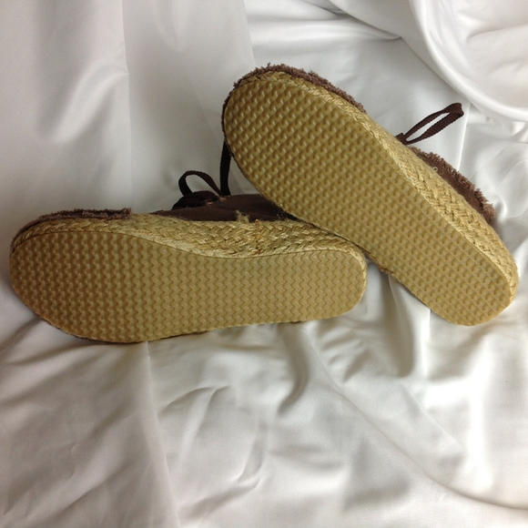 Shoes - Picture 2 of 6